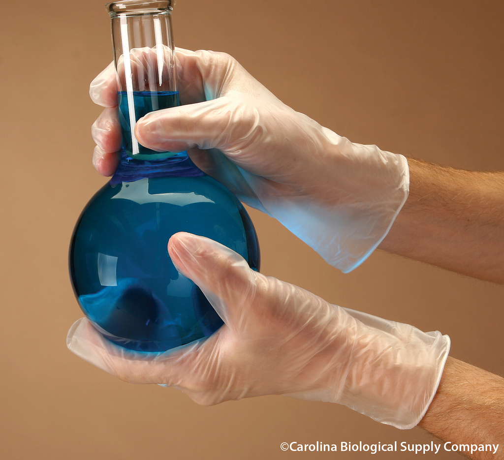  Los estilistas del salón probablemente necesitarán guantes de vinilo adicionales a medida que se acerca la primavera.